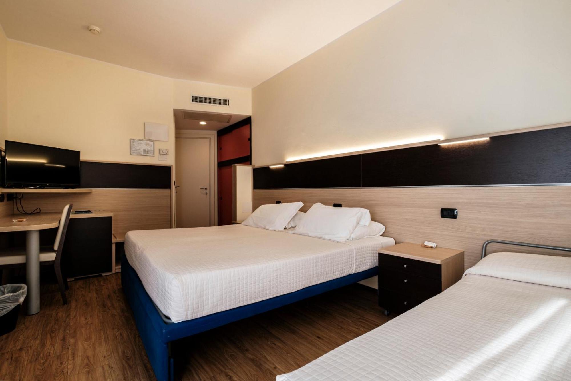 Augustus Hotel ריצ'יונה מראה חיצוני תמונה