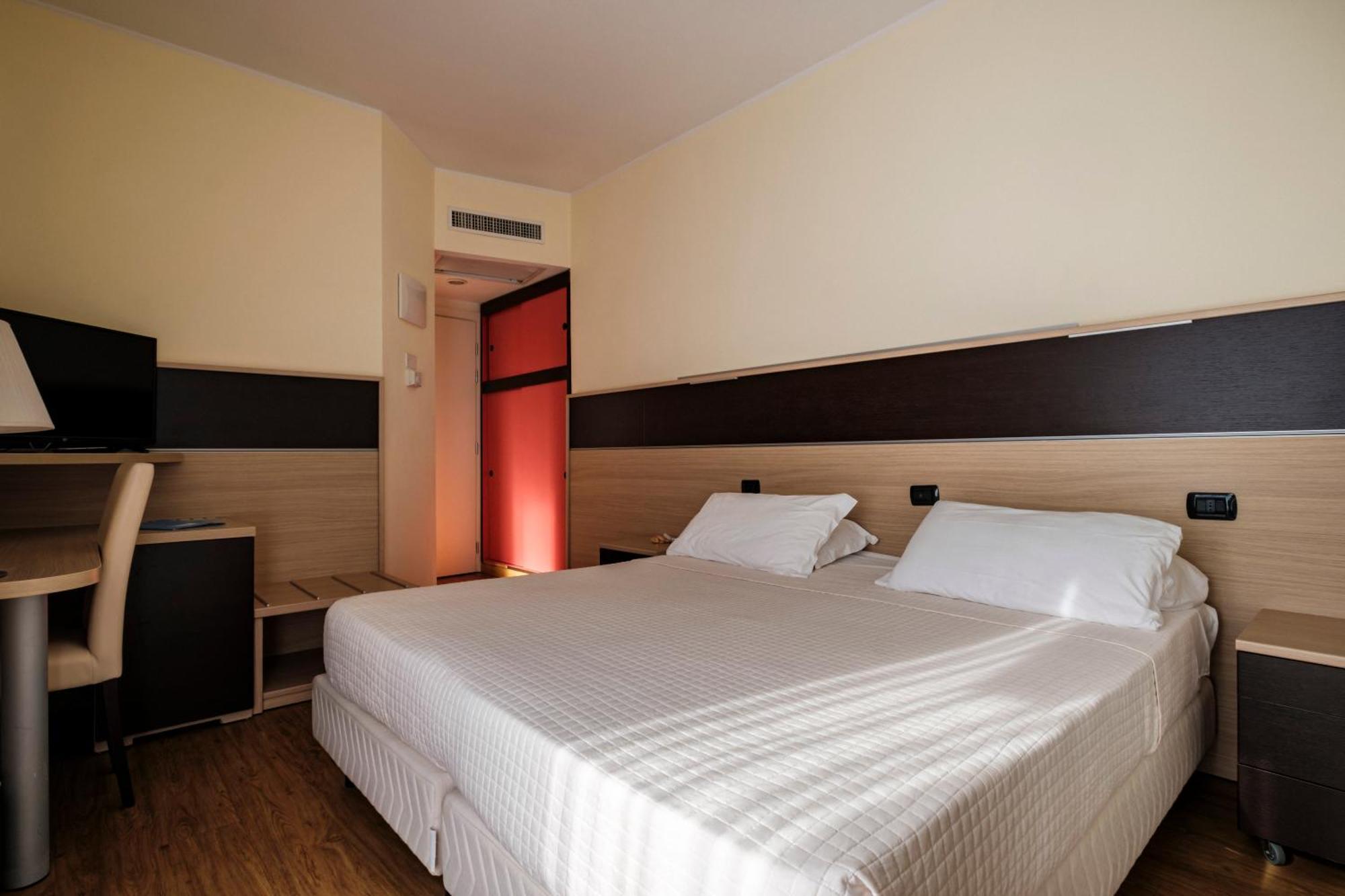 Augustus Hotel ריצ'יונה מראה חיצוני תמונה