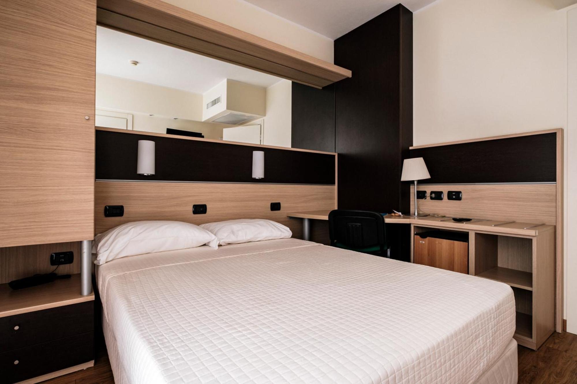 Augustus Hotel ריצ'יונה מראה חיצוני תמונה