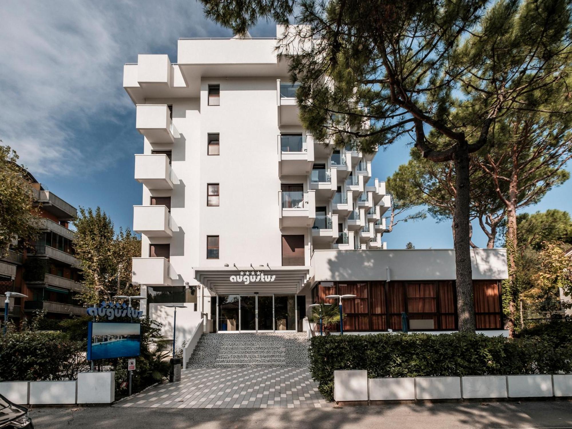 Augustus Hotel ריצ'יונה מראה חיצוני תמונה